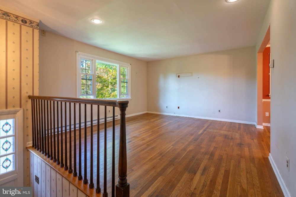 Raw listing photo — living room